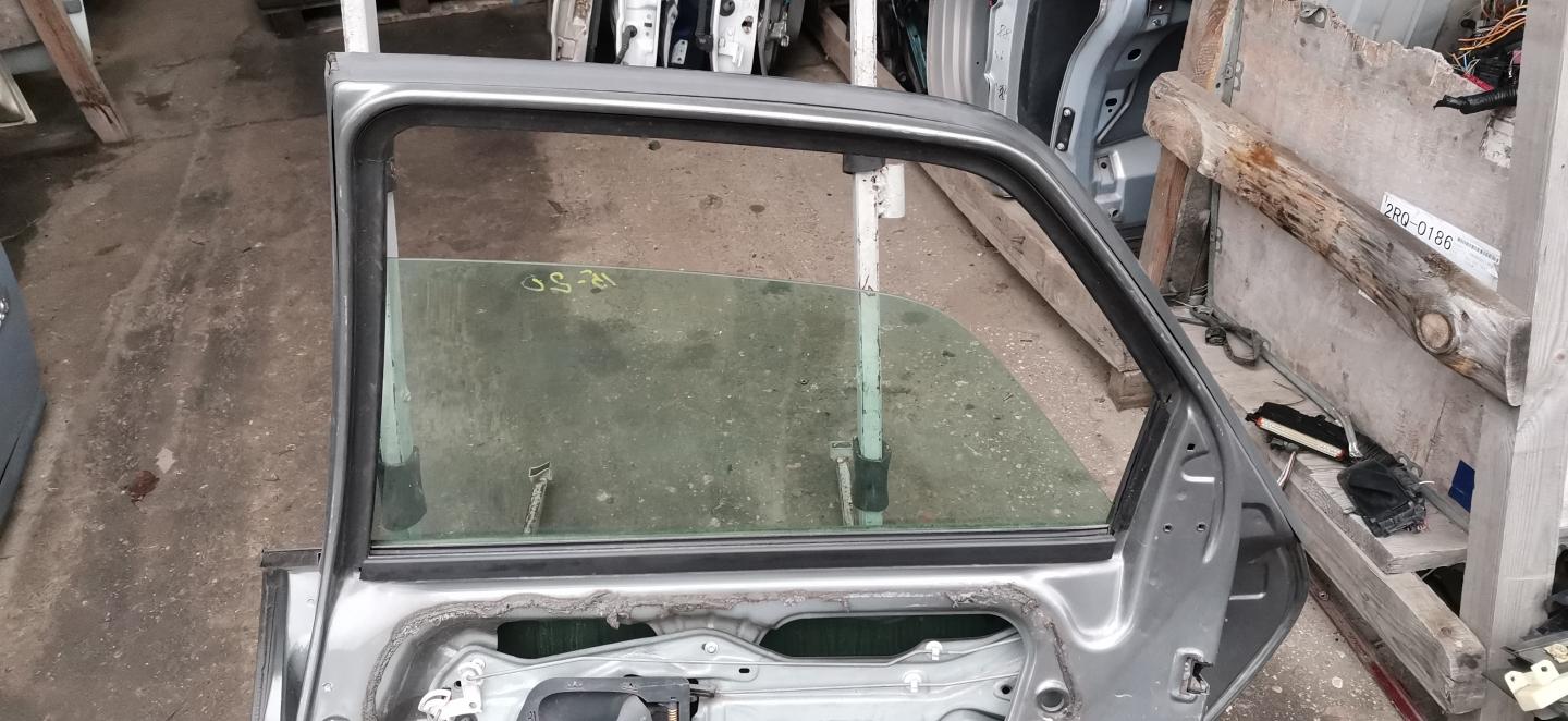 Стекло двери задней правой