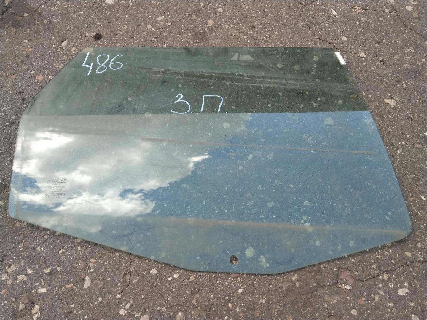 Стекло двери задней правой