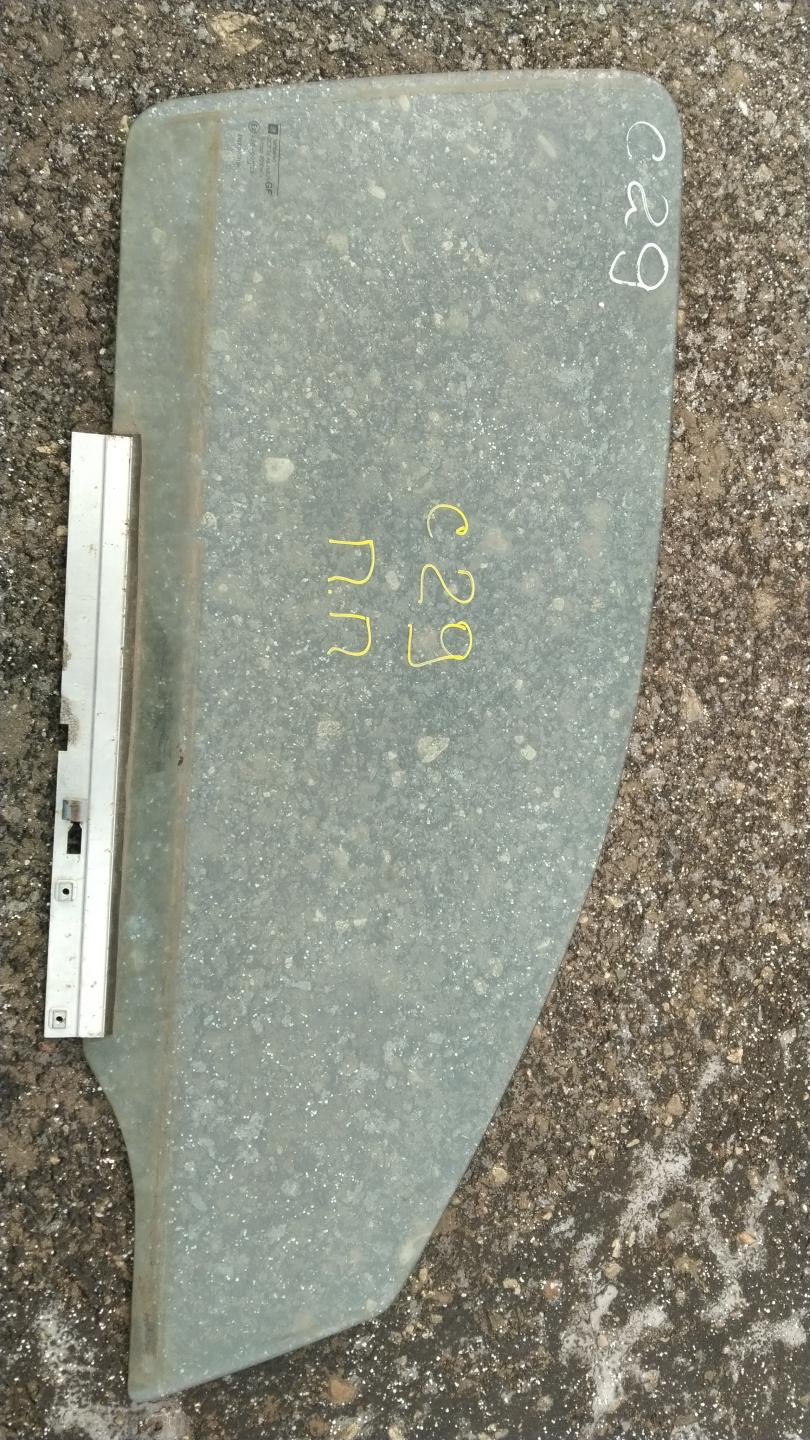 Стекло двери передней правой