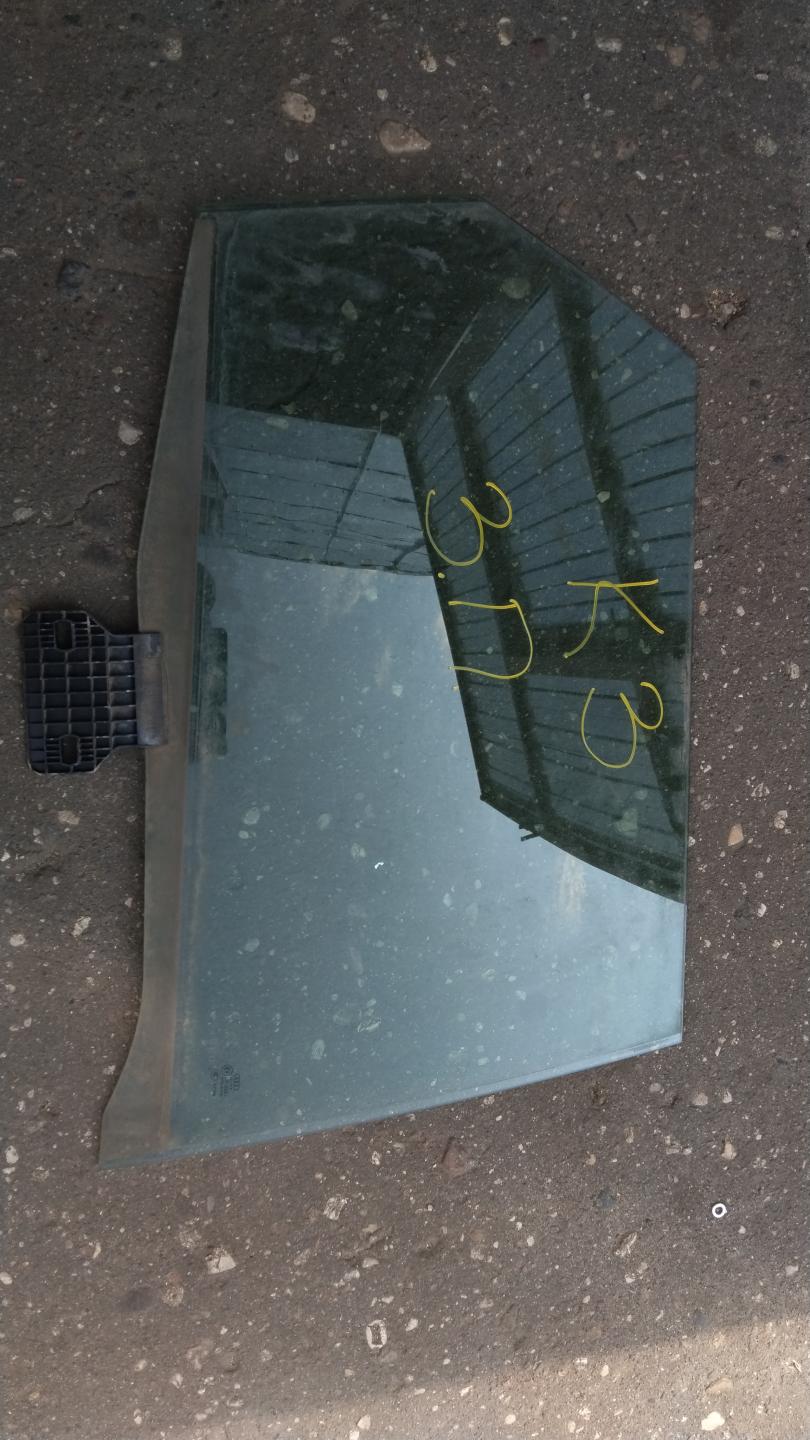 Стекло двери задней правой