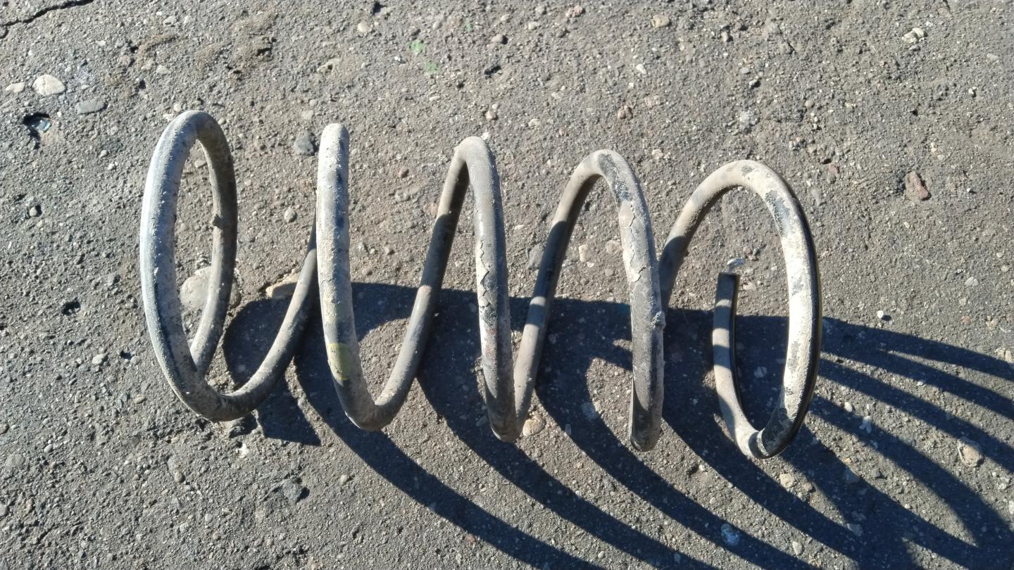 Пружина передняя