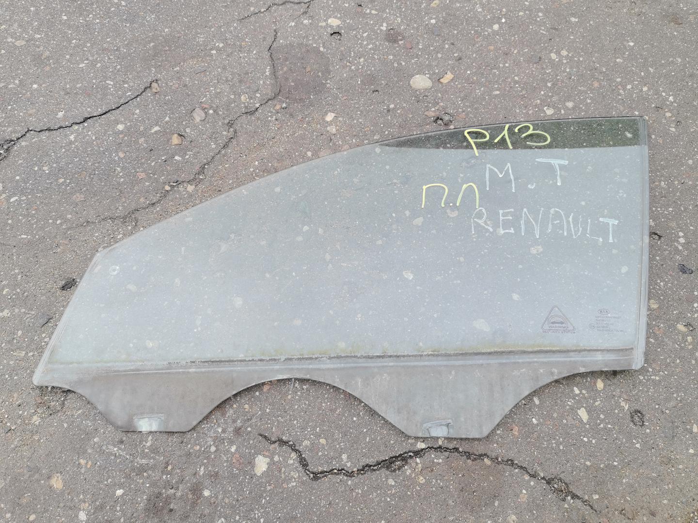 Стекло двери передней левой