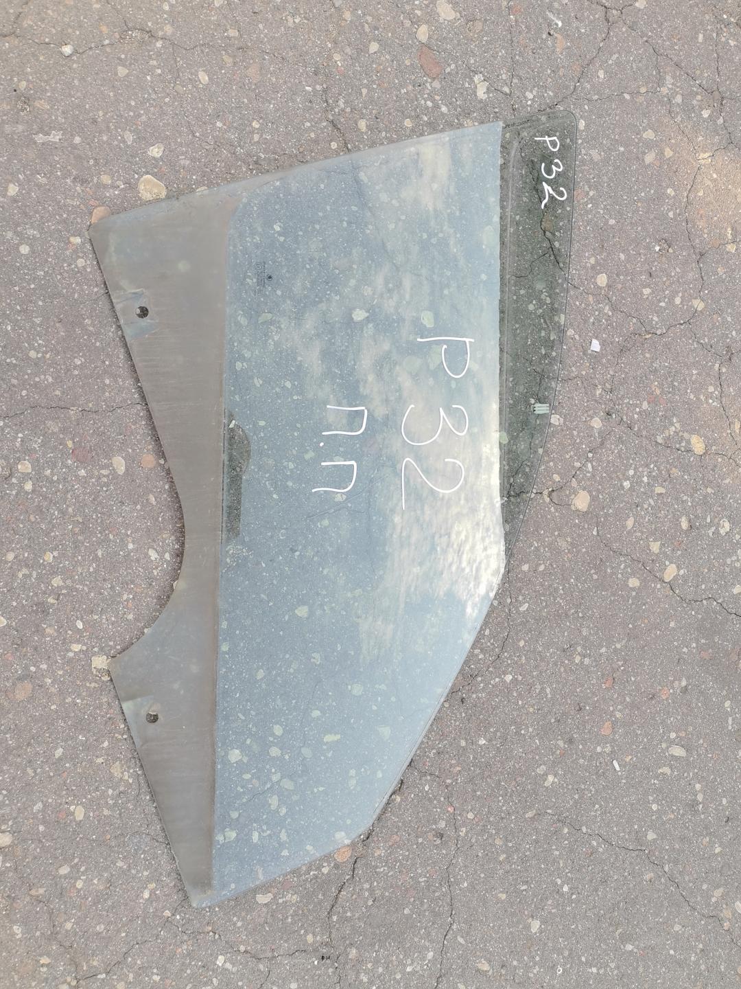 Стекло двери передней правой