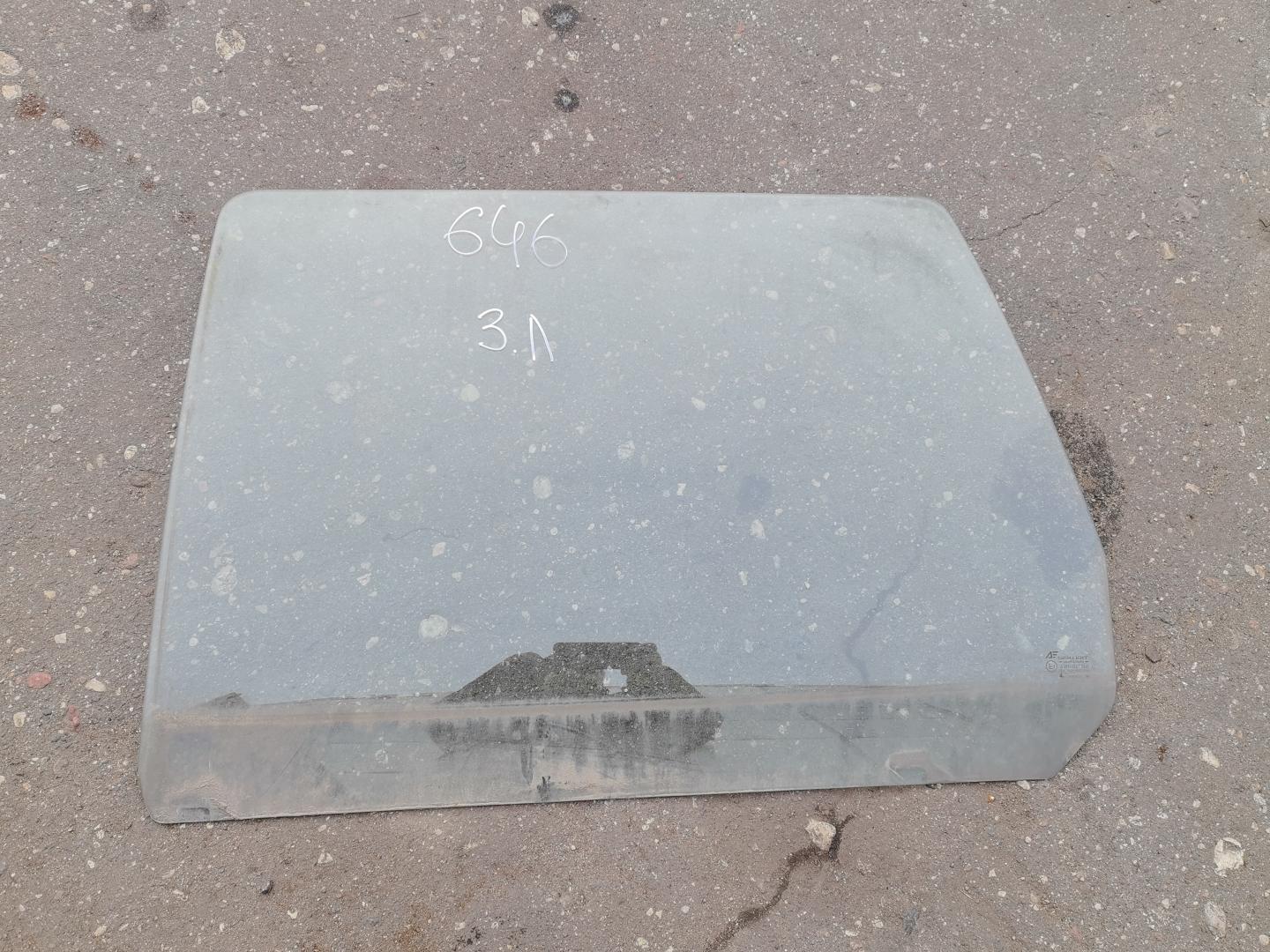 Стекло двери задней левой