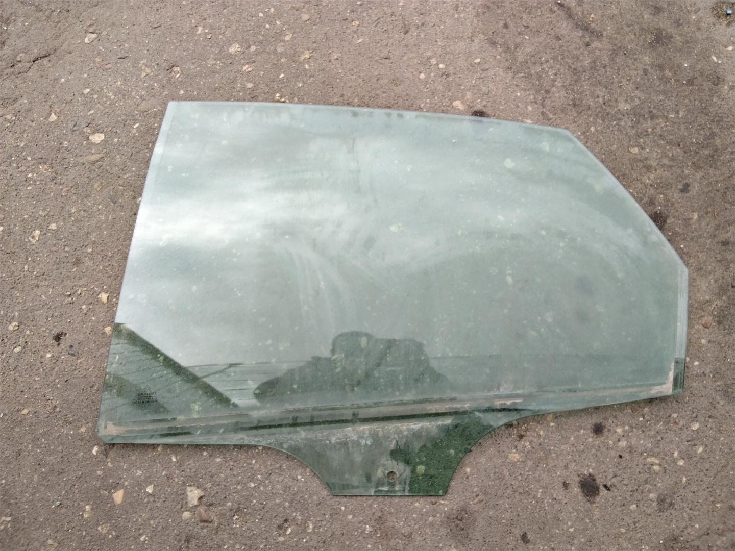 Стекло двери задней левой