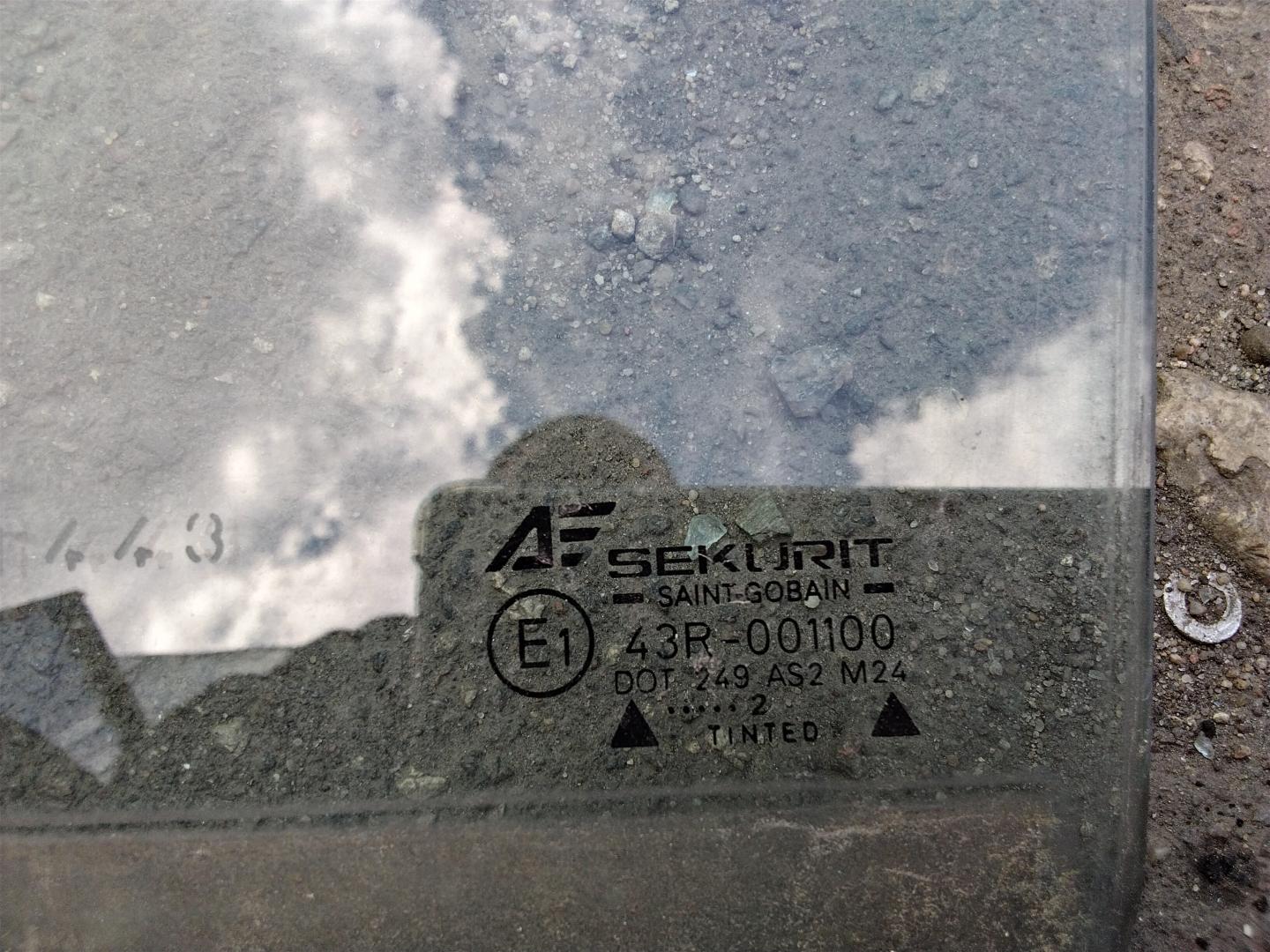Стекло двери передней левой