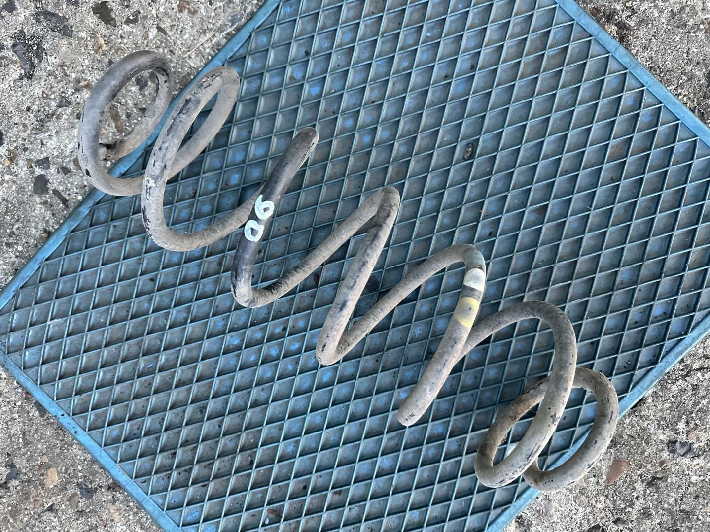 Пружина задняя