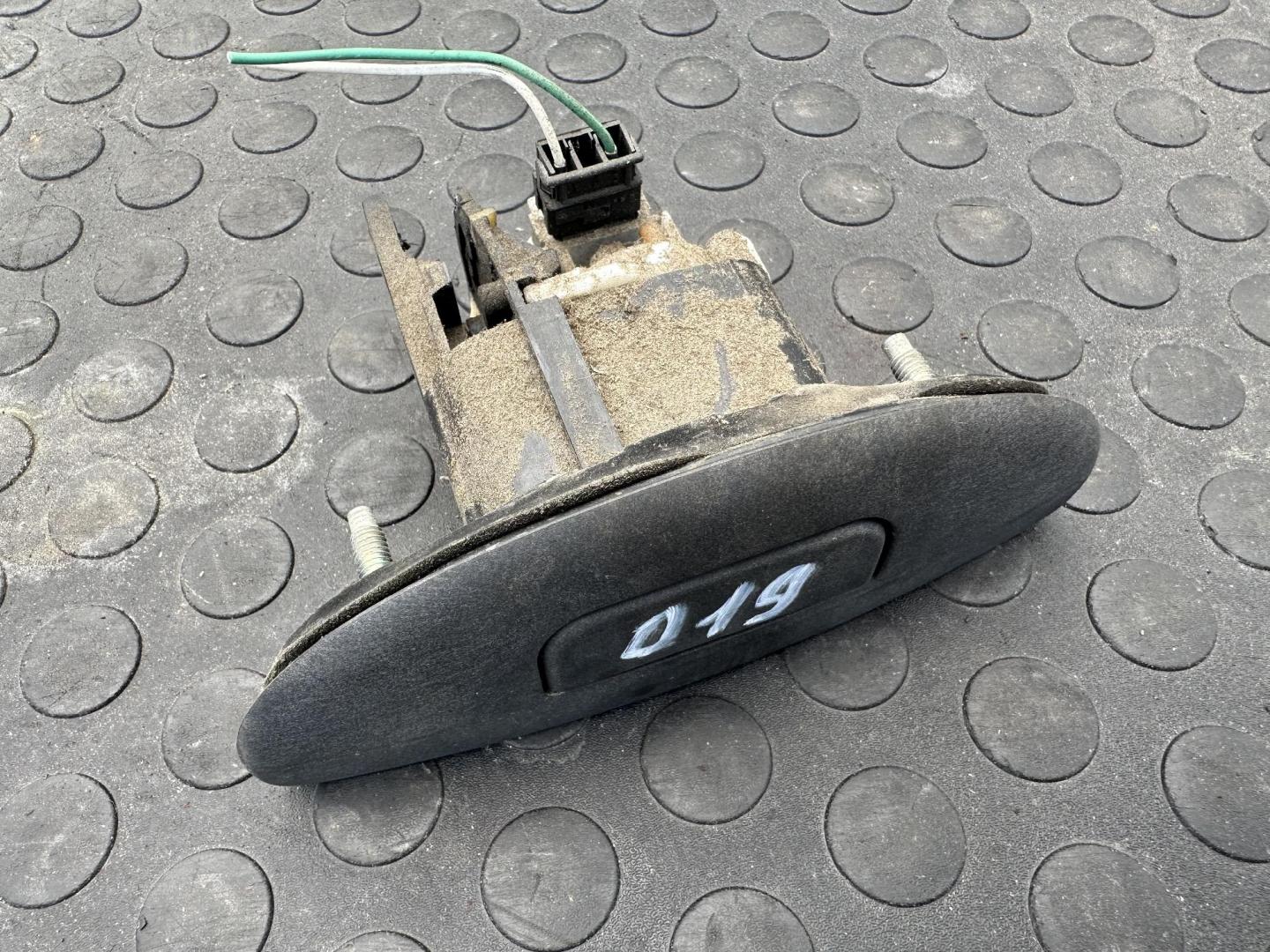 Кнопка открытия багажника