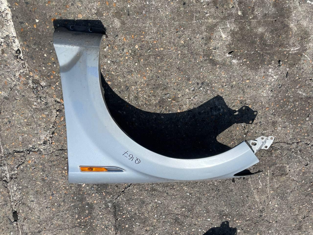 Крыло переднее левое